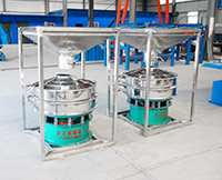 料倉振動篩是為了方便物料的投放，防止物料在投放的過程中出現散落的現象，多用于一些比重輕且流動性好的物料。